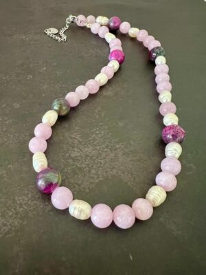 שרשרת פנינים ורודה