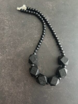 שרשרת אבני עץ שחור