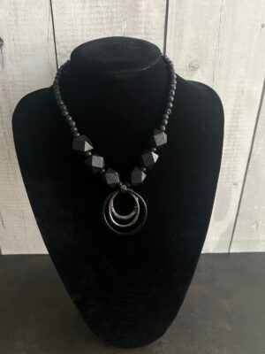 שרשרת אבני עץ לבה ותליון בשחור