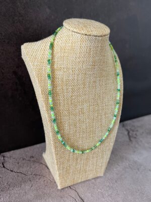 שרשרת צמודה חרוזים קטנים ירוקים