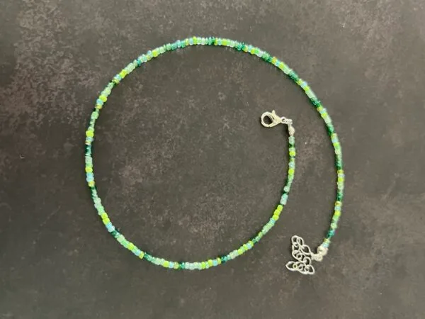 ⁦צ׳וקר חרוזי ונציה ירוקים⁩ – תמונה ⁦2⁩