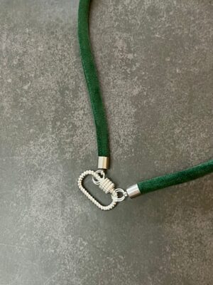 שרשרת קטיפה ירוקה קרבינה כסופה