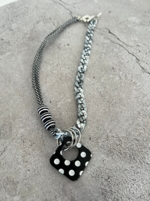 שרשרת שילובים נקודות שחור לבן