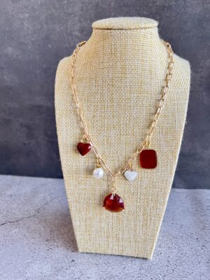 שרשרת לולאות זהב וצ׳ארמס בגווני חום ופנינה