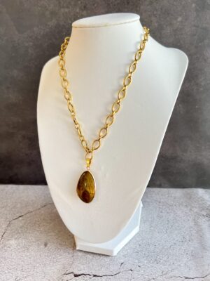 שרשרת לולאות גדולות ותליון עין הנמר