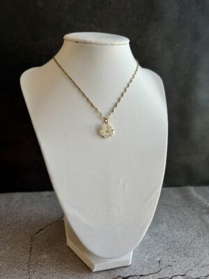 שרשרת שפתיים פרח לבן