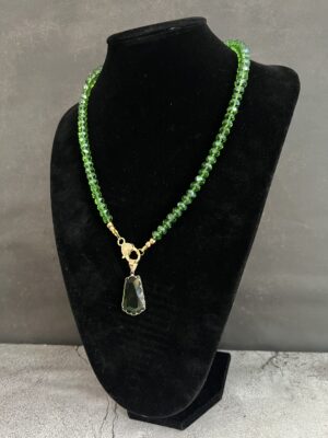 מחרוזת ירוק עד עם תליון אבן חן