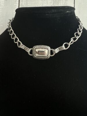 שרשרת צ׳וקר כסופה עם אלמנט מלבני מבריק