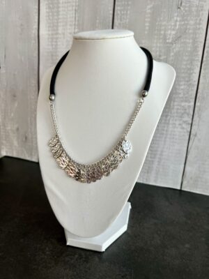 שרשרת שילובים עלים כסופים