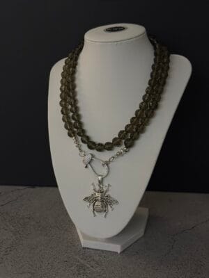 מחרוזת מעושנת תליון דבורה