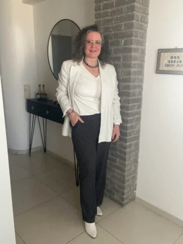 ⁦לוק דנים קלאסי בשיק עירוני⁩ – תמונה ⁦11⁩