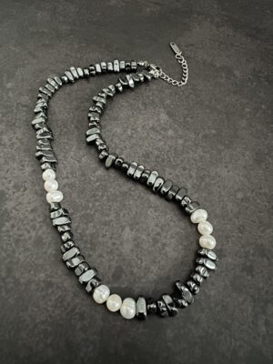 שרשרת המטייט ופנינים דרמה בשחור-לבן