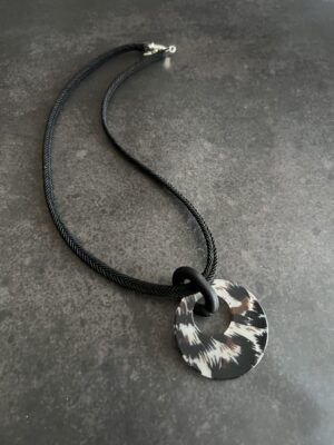 שרשרת חבל שחור תליון מנומר