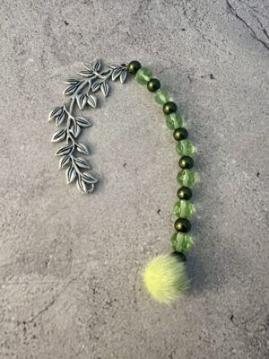 תכשיט לספר - סימניה מעוצבת - עלים כסופים ירוק