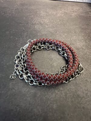 צמיד שהוא גם צ׳וקר שילובים לולאות וחבל בורדו