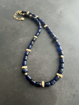 שרשרת אבני חן בכחול עם נגיעות בזהב
