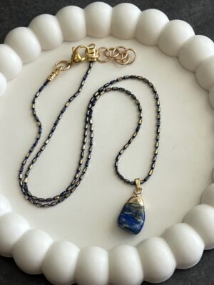 שרשרת חיבורים עם תליון לאפיס לאזולי גולמי