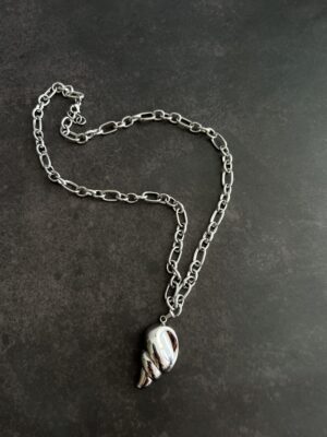 שרשרת לולאות עם תליון צדף מתכתי