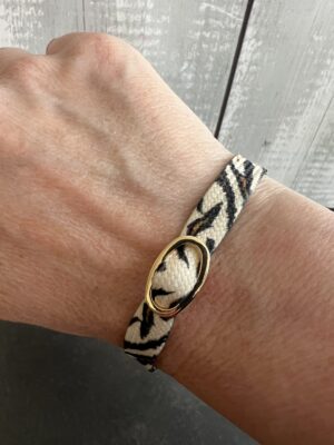 צמיד בד מנומר עם אבזם