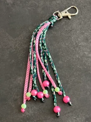 קישוט ירוק ורוד עם חרוזים
