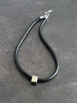 שרשרת חבל דמוי עור עם אלמנט כסוף