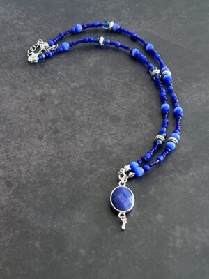 שרשרת חרוזים כחולים תליון אבן חן