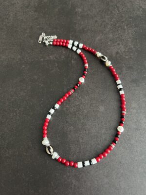 שרשרת קצרה בשחור לבן ואדום