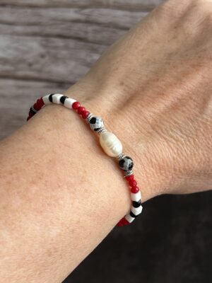 צמיד בשחור לבן ואדום