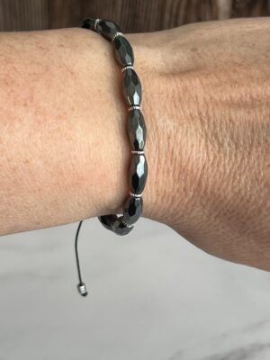 צמיד מתכוונן המטייט שחור מטאלי