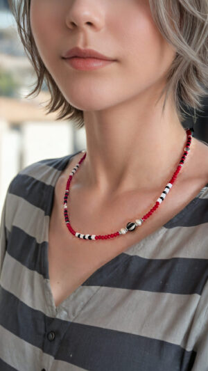 שרשרת ארוכה בשחור לבן ואדום