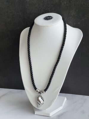 שרשרת חבל שחור מלופף צדף כסוף