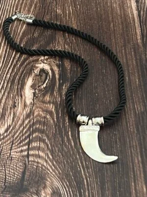 שרשרת חבל שחור מלופף תליון טופר