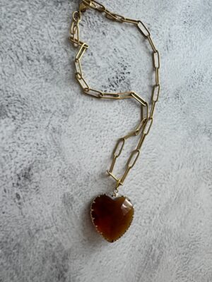 שרשרת לולאות גדולות ותליון לב זכוכית אמבר