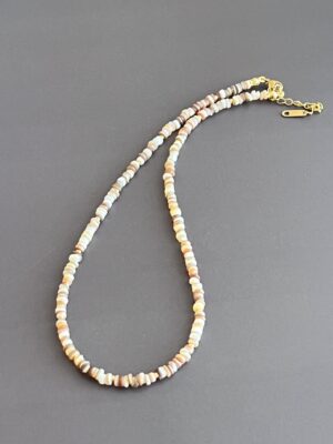 קולקציית גוונים שרשרת צדף דקה בגווני חול