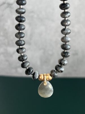 קולקציית גוונים שרשרת לברדורייט שחור ירוק עמוק