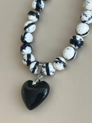 קולקציית גוונים שרשרת אבני פוסיל מנומרות לב שחור