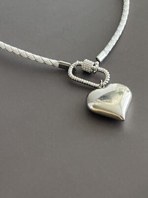 שרשרת צמה עור לבן קרבינה ותליון לב כסוף