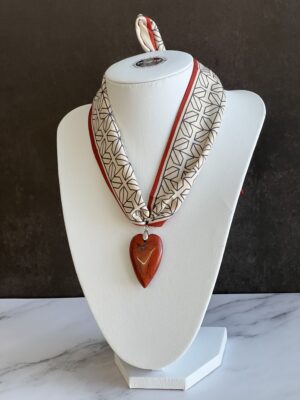 שרשרת צעיף גאומטרי עם תליון לב אדום