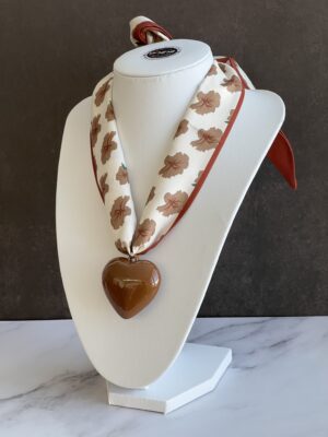 שרשרת צעיף פרחים עם תליון לב חום