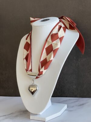 שרשרת צעיף בורדו מעוין עם תליון לב כסוף