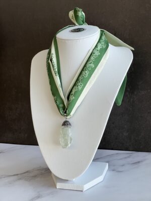 שרשרת צעיף ירוק עם תליון קריסטל ירקרק