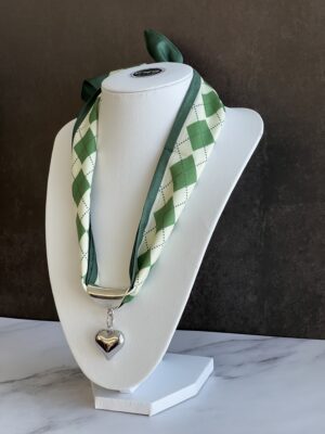 שרשרת צעיף ירוק עם תליון לב כסוף