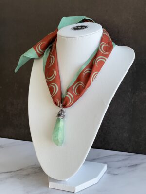 שרשרת צעיף בורדו עם תליון קריסטל ירוק