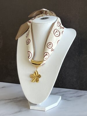 שרשרת צעיף חום סמיילי עם תליון פרח זהב