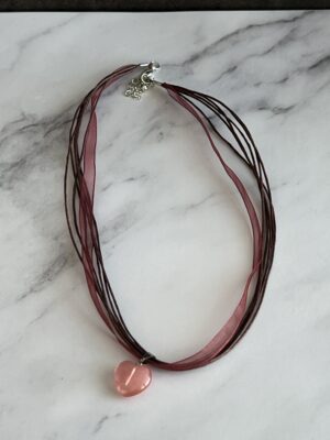 שרשרת חוטים לב ורוד