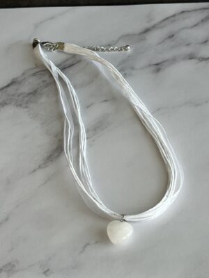 שרשרת חוטים לב לבן