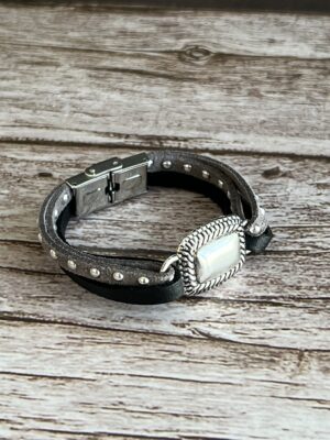 צמיד עור ניטים אפור ושחור