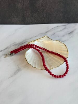 צ׳וקר אדום חרוזים קטנים