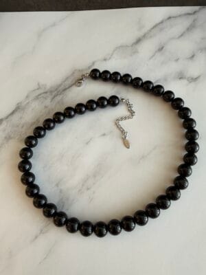 צ׳וקר שחור חרוזים גדולים