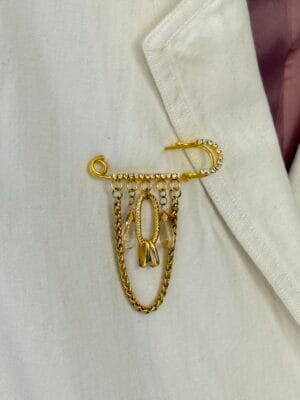 סיכת דש מוזהבת לולאות